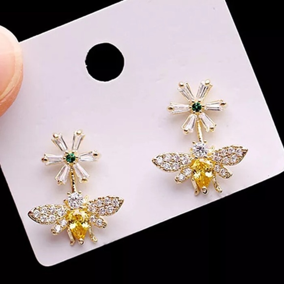 🐝10k Gold Bumblebee Daisy Cz Diamond Post back Stud Earrings - Picture 2 of 15